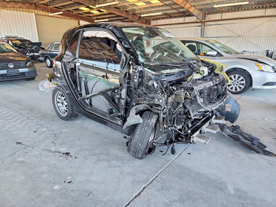 2016 Smart Fortwo VIN WMEFJ5DAXGK066675 COPART salvage auction — FRONT END, CA - NON-REPAIRABLE VEHICLE CERT, sold $10 on 2026-08-20 (photo 4)