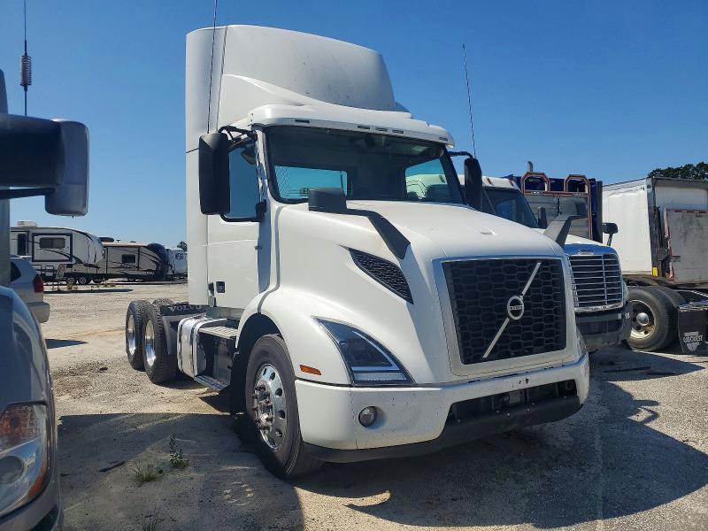 2020 Volvo Vnr VIN 4V4WC9EH8LN243197 COPART salvage auction — NORMAL WEAR, NC - CERTIFICATE OF TITLE (P), sold $8,100 on 2026-07-14 (photo 1)