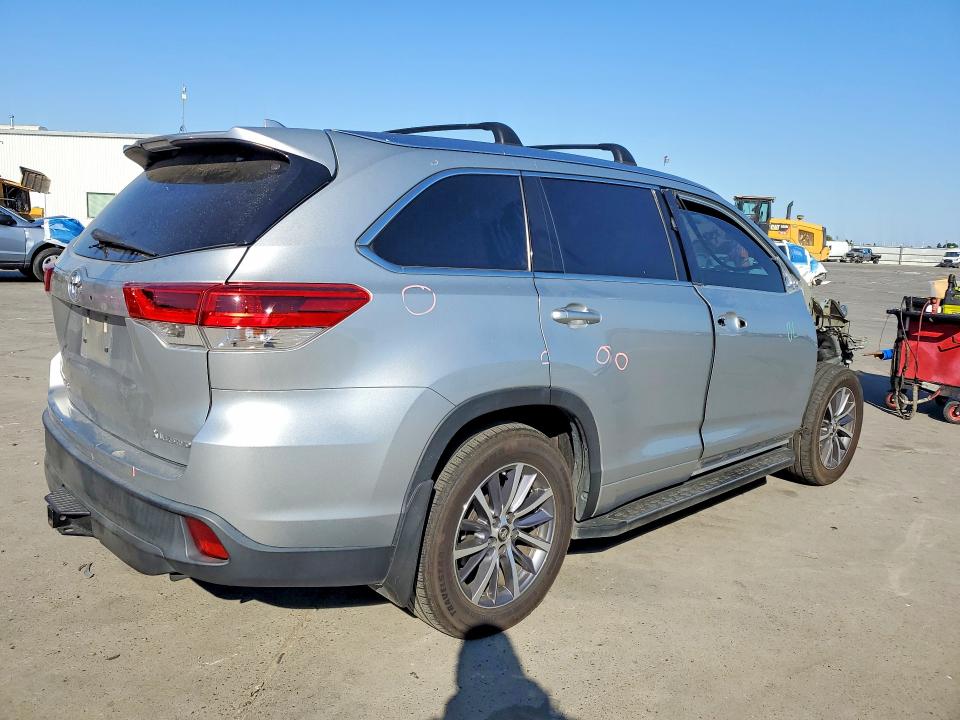 2017 Toyota VIN 5TDJZRFH8HS511346 COPART salvage auction — FRONT END, CA - SALVAGE CERTIFICATE, sold $7,400 on 2026-07-27 (photo 3)