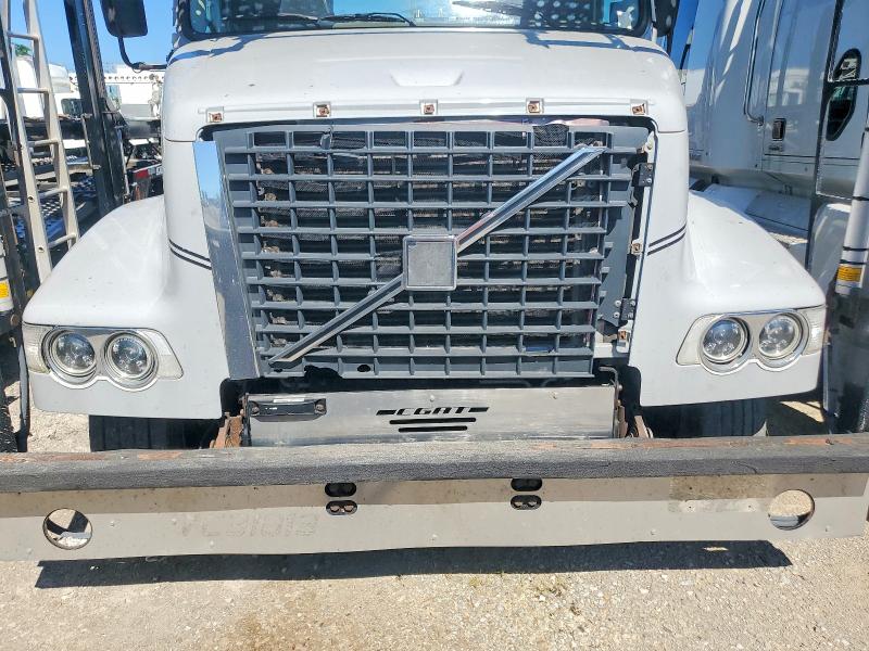 2014 Volvo Vah VIN 4V5RC9DG6EN164468 COPART salvage auction — FRONT END, KY - CERTIFICATE OF TITLE (P), sold $7,500 on 2026-07-27 (photo 9)