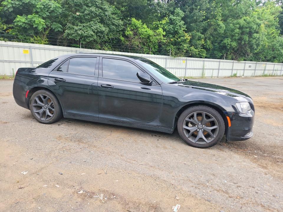 2022 Chrysler 300 VIN 2C3CCABG7NH146908 COPART salvage auction — WATER/FLOOD, LA, sold $8,400 on 2026-10-15 (photo 4)