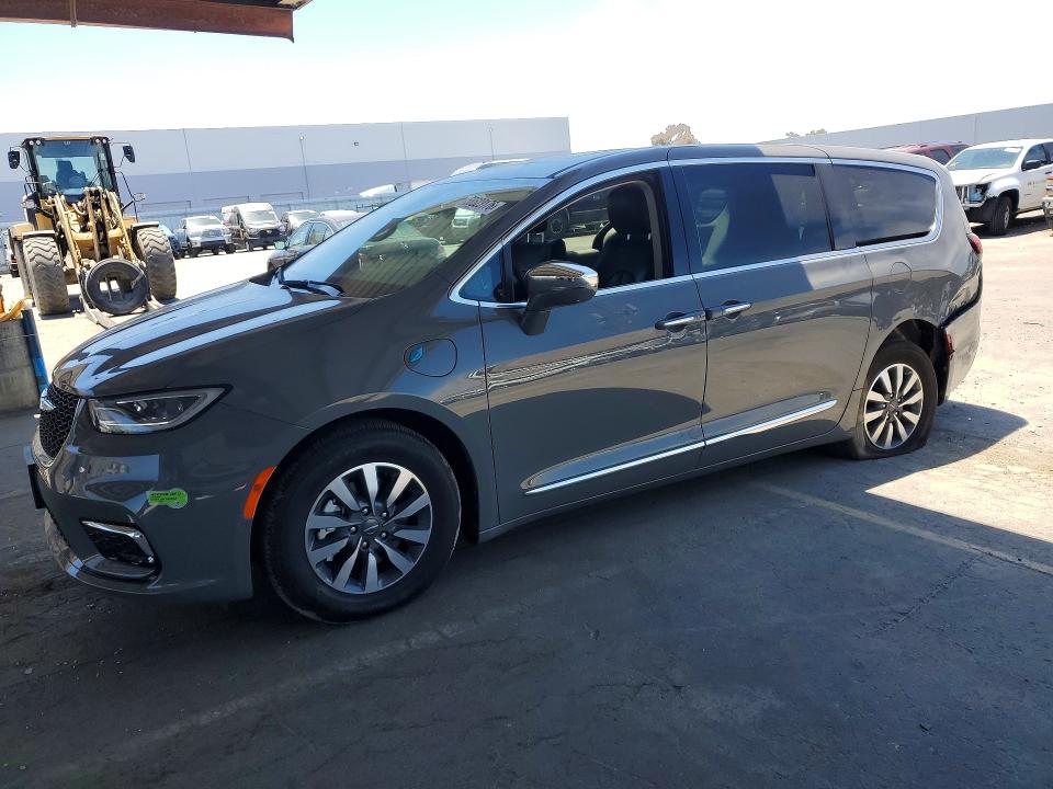 2022 Chrysler Pacifica VIN 2C4RC1S71NR227614 COPART salvage auction — REAR END, Ca - Salvage Certificate, sold $14,000 on 2026-07-02 (photo 1)