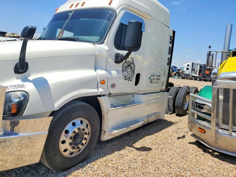 2019 Freightliner Cascadia 125 VIN 3AKJGLDRXKDKD9032 COPART salvage auction — VANDALISM, TX - SALVAGE VEHICLE TITLE, sold $7,200 on 2026-07-23 (photo 9)