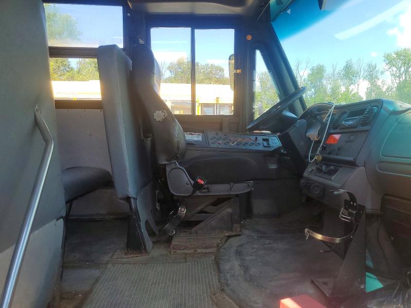 2011 Thomas Saf-t-liner c2 VIN 4UZABRDU5BCAU4169 COPART salvage auction — NORMAL WEAR, ON - PERMIT NO BRAND - UNFIT, sold $1,800 on 2026-09-22 (photo 5)