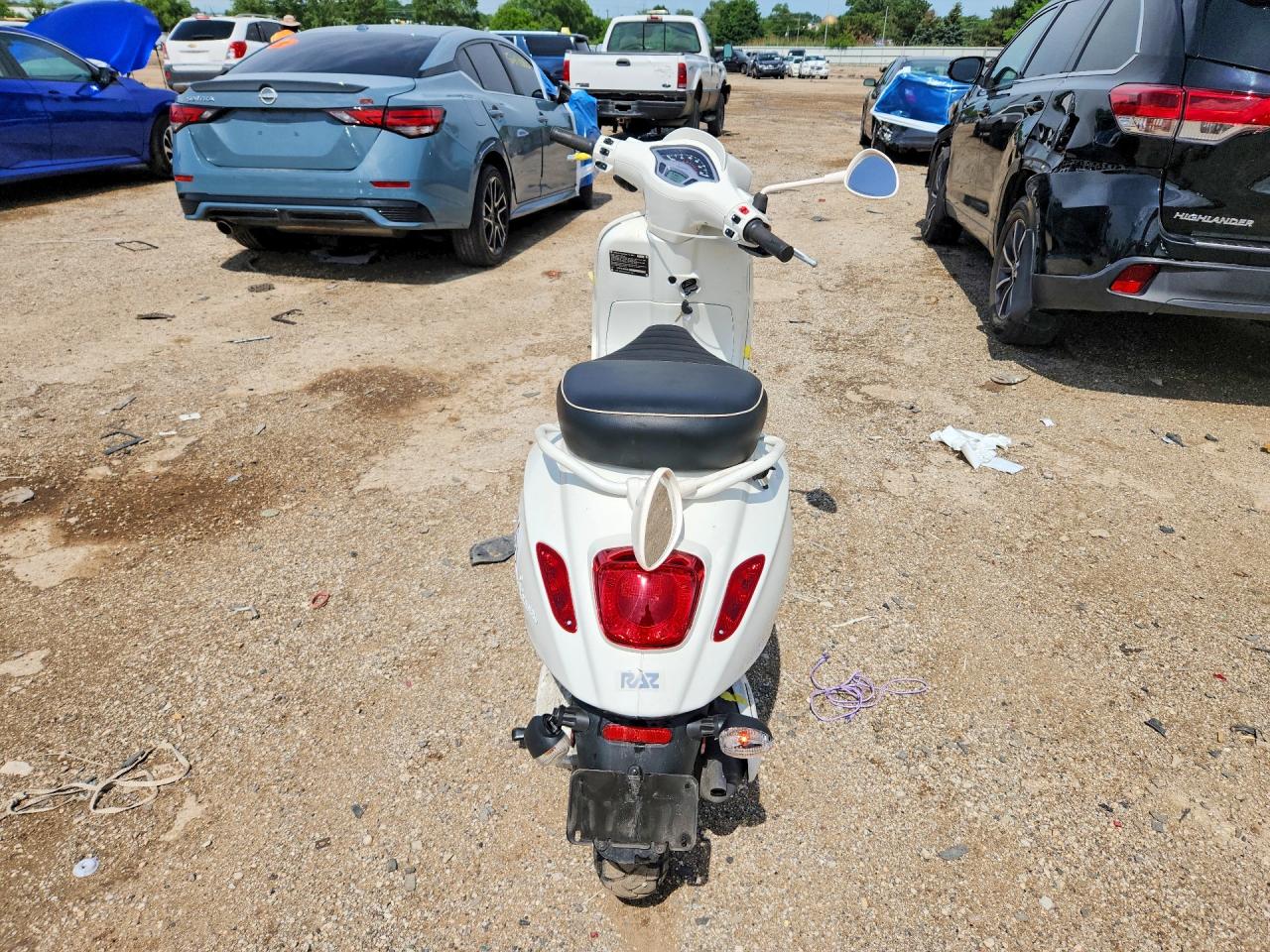 2023 Vespa PRIMAVERA/SPRINT VIN ZAPCA06BXP5202813 COPART salvage auction — Front End, IL - SALVAGE CERTIFICATE, sold $700 on 2026-07-09 (photo 4)