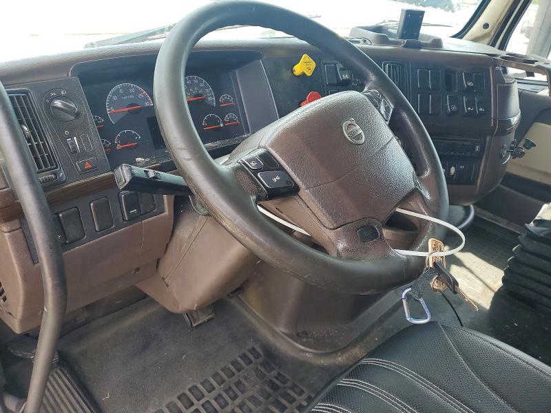 2017 Volvo Vnl VIN 4V4NC9EH0HN954895 COPART salvage auction — MINOR DENT/SCRATCHES, FL - CERTIFICATE OF TITLE, sold $5,100 on 2026-07-23 (photo 9)
