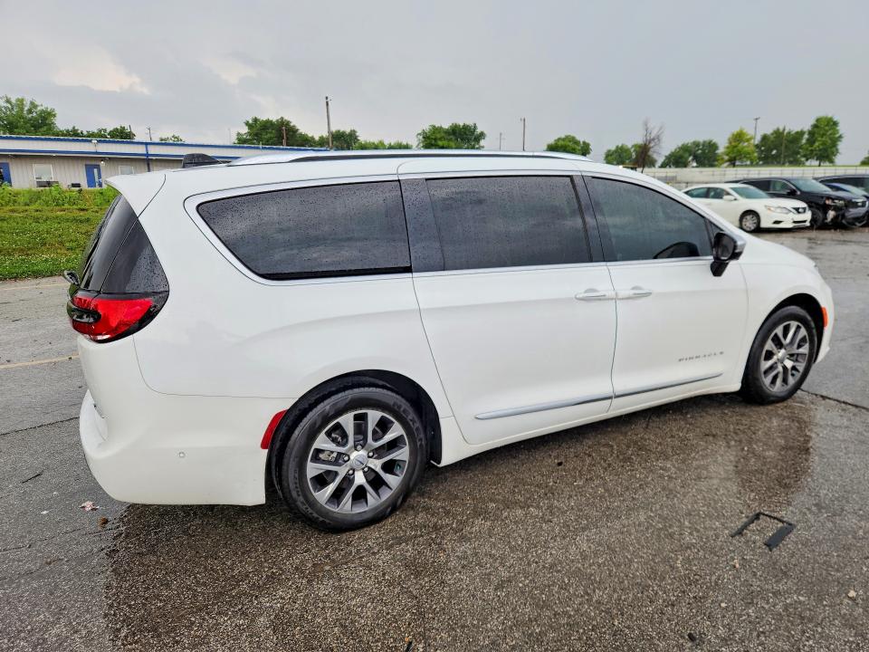 2023 Chrysler Pacifica VIN 2C4RC1N73PR542493 COPART salvage auction — MINOR DENT/SCRATCHES, MO - CERTIFICATE OF TITLE, sold $26,750 on 2026-07-16 (photo 3)