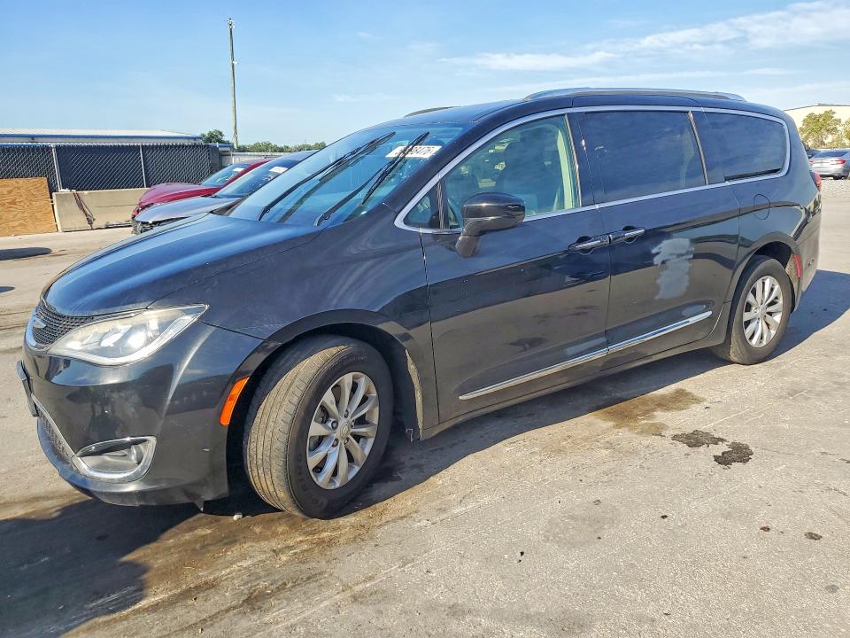 2019 Chrysler Pacifica VIN 2C4RC1BG7KR731614 COPART salvage auction — MINOR DENT/SCRATCHES, Fl - Certificate Of Title, sold $4,450 on 2026-08-25 (photo 1)