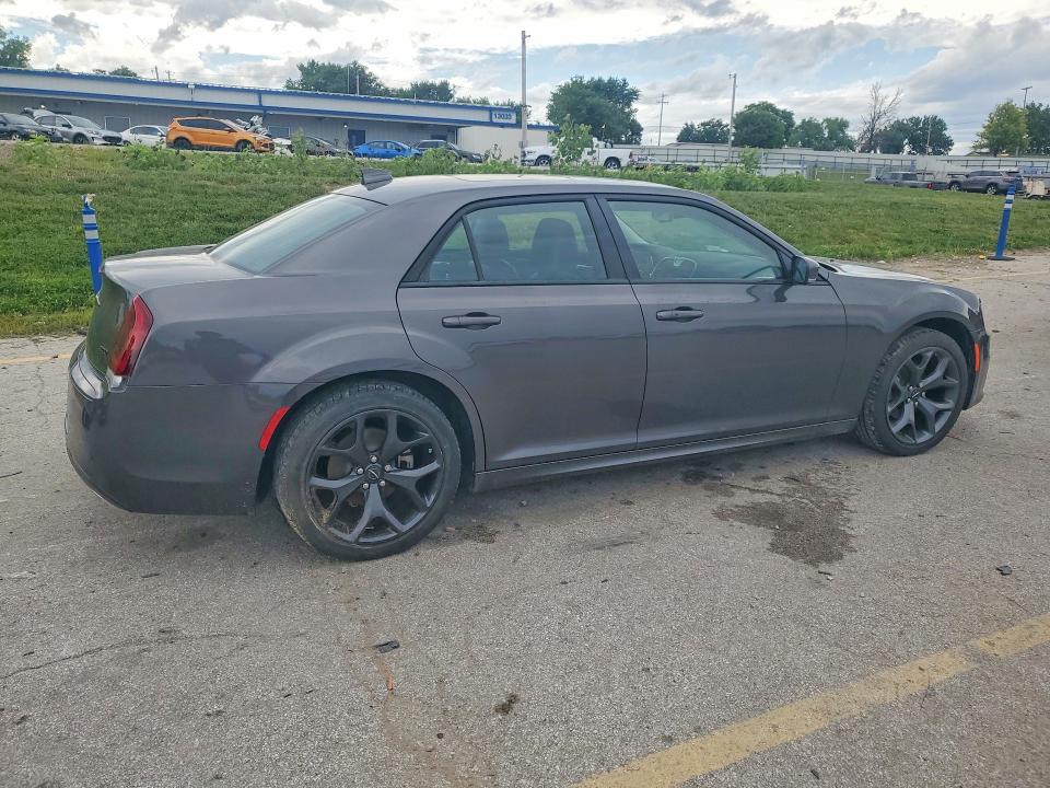 2022 Chrysler 300 VIN 2C3CCADG7NH245421 COPART salvage auction — NORMAL WEAR, MO - CERTIFICATE OF TITLE, sold $19,000 on 2026-07-09 (photo 3)