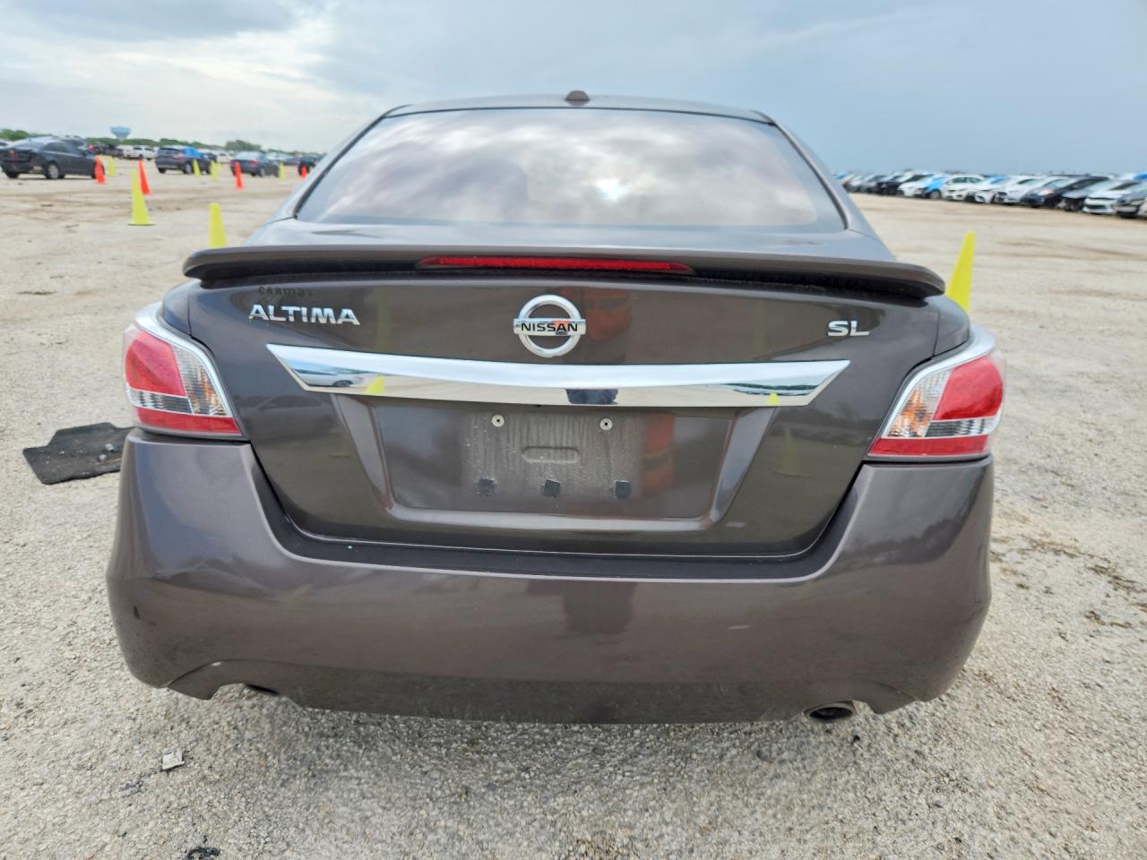 2015 Nissan Altima VIN 1N4AL3AP8FN917472 COPART salvage auction — Side, TX - SALVAGE VEHICLE TITLE, sold $550 on 2026-07-09 (photo 6)