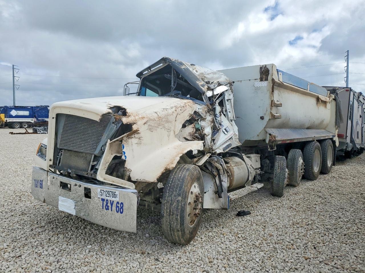 1995 Freightliner Conventional VIN 1FUYDZYB9SH597888 COPART salvage auction — Rollover, TX - SALVAGE VEHICLE TITLE (P), sold $4,550 on 2026-07-09 (photo 2)
