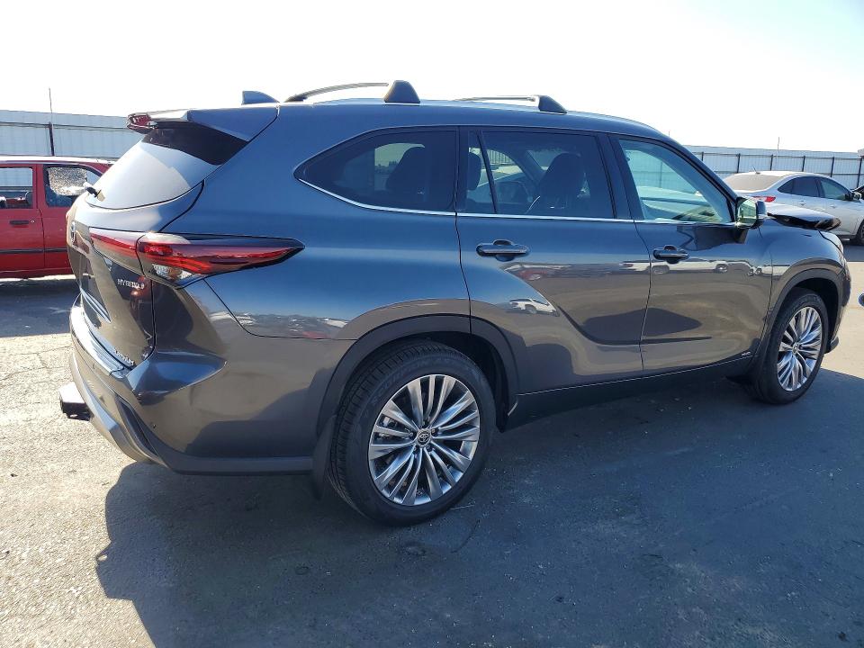 2024 Toyota Highlander VIN 5TDEBRCH2RS621949 COPART salvage auction — FRONT END, Salvage Title, sold $25,250 on 2026-07-23 (photo 3)