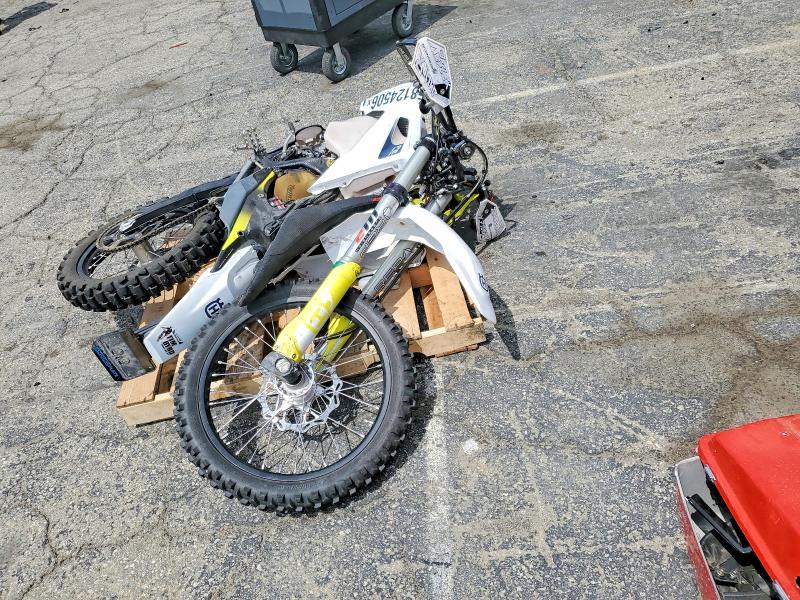 2020 Husqvarna Fe501 VIN VBKUAK405LM428145 COPART salvage auction — ALL OVER, Ca - Salvage Certificate, sold $1,400 on 2026-07-02 (photo 5)