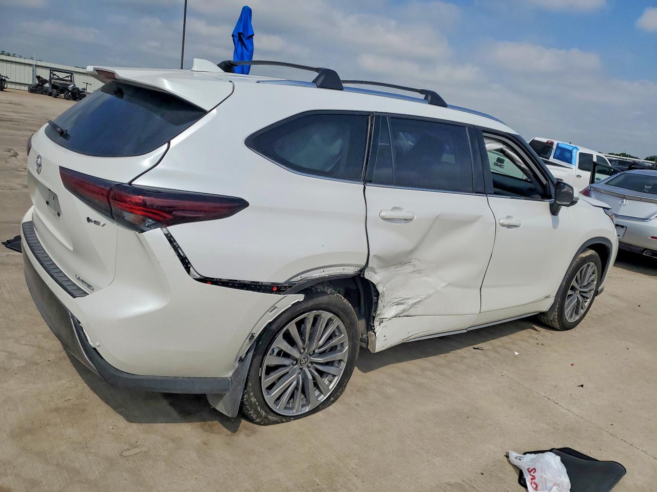 2025 Toyota Highlander Hybrid VIN 5TDKBRCH0SS654537 COPART salvage auction — Rear End, TX - SALVAGE VEHICLE TITLE, sold $30,750 on 2026-08-13 (photo 3)