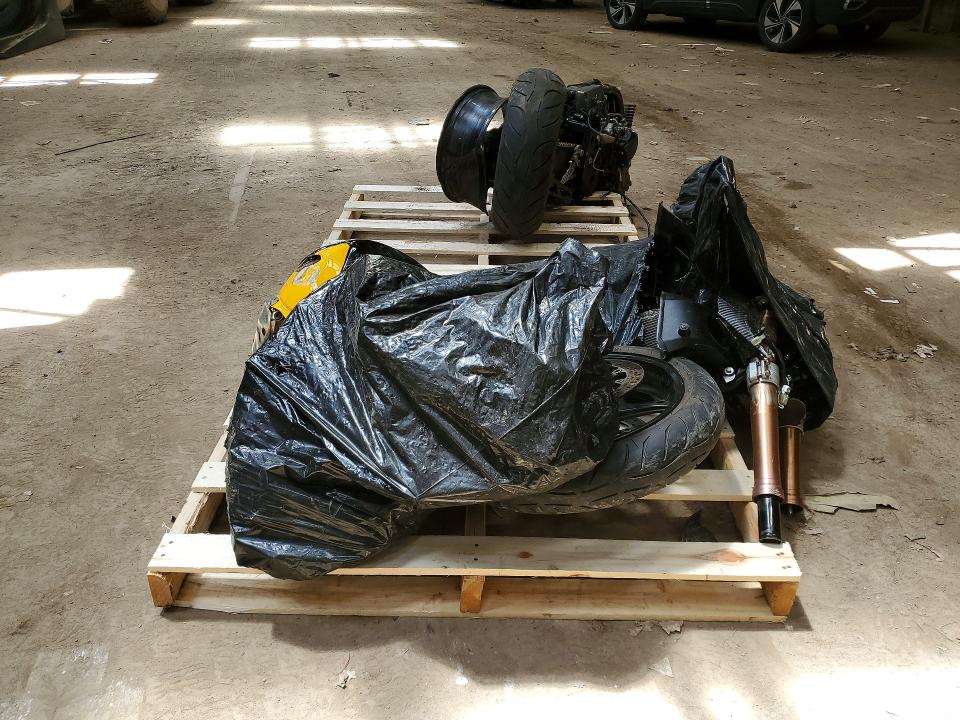 2007 Suzuki Gsx-r1000 VIN JS1GT77A372100535 COPART salvage auction — ALL OVER, ON - BILL OF SALE - PARTS ONLY, sold $125 on 2026-07-14 (photo 4)