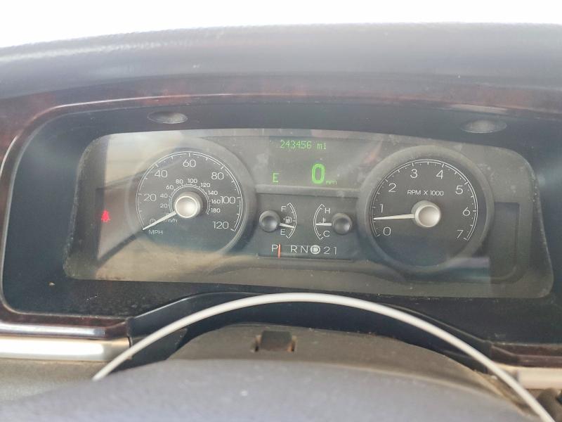 2007 Lincoln TOWN CAR VIN 1LNHM81W17Y617942 COPART salvage auction — REAR END, Nm - Certificate Of Title, sold $275 on 2026-07-10 (photo 9)