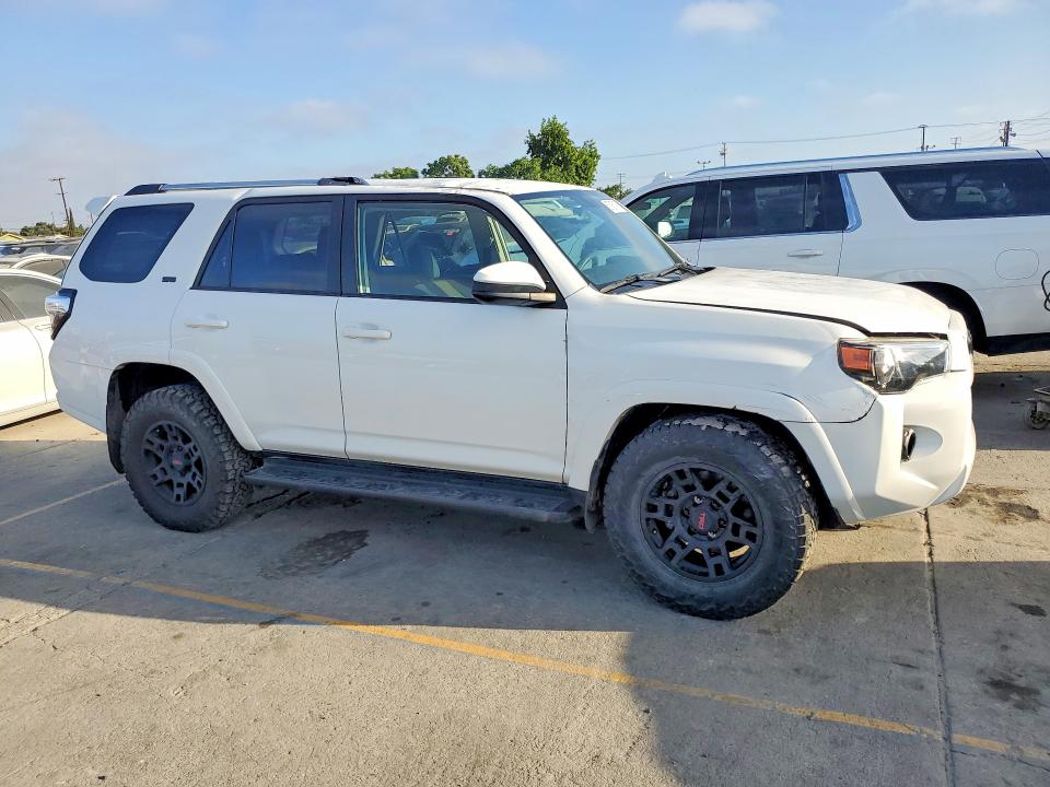 2023 Toyota 4runner VIN JTEEU5JR1P5291900 COPART salvage auction — ROLLOVER, Hi - Dis/Dlr/Exp Only Salvage Title, sold $15,100 on 2026-07-08 (photo 4)