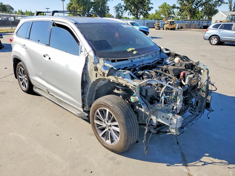 2017 Toyota VIN 5TDJZRFH8HS511346 COPART salvage auction — FRONT END, CA - SALVAGE CERTIFICATE, sold $7,400 on 2026-07-27 (photo 4)