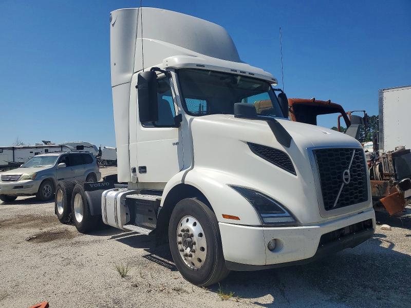 2020 Volvo Vnr VIN 4V4WC9EHXLN243198 COPART salvage auction — NORMAL WEAR, NC - CERTIFICATE OF TITLE (P), sold $8,200 on 2026-07-14 (photo 1)