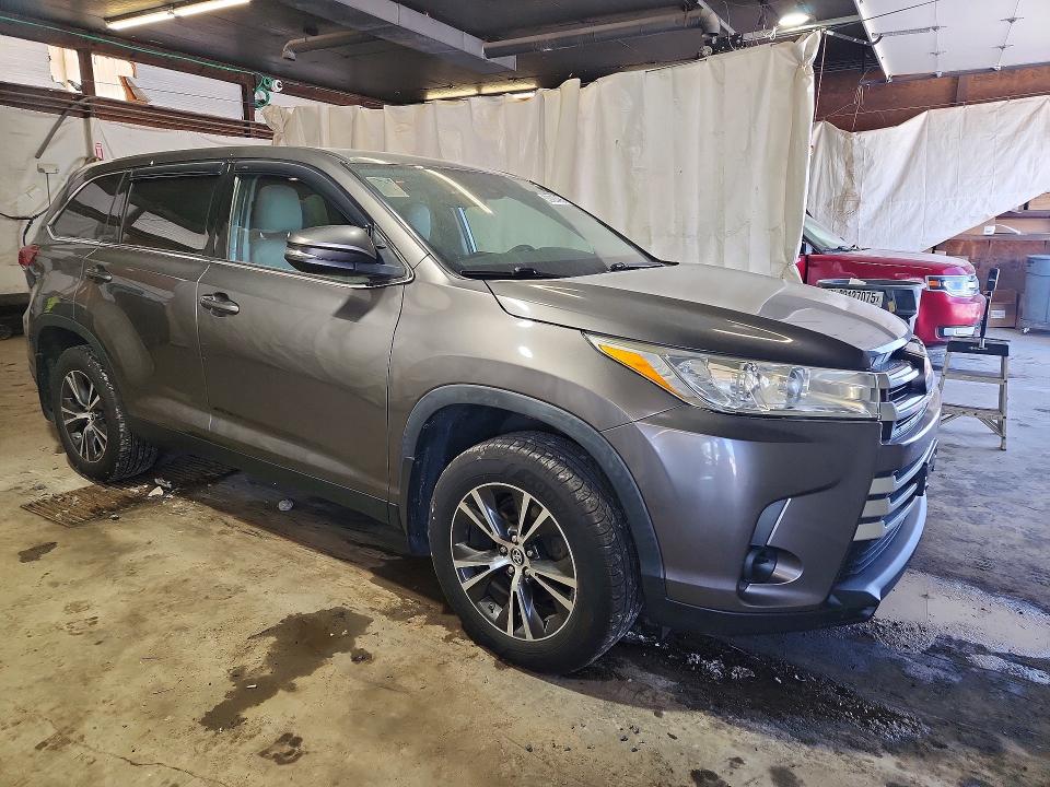 2019 Toyota Highlander VIN 5TDBZRFH6KS704994 COPART salvage auction — MINOR DENT/SCRATCHES, PA - CERT OF TITLE (P), sold $2,350 on 2026-07-30 (photo 4)