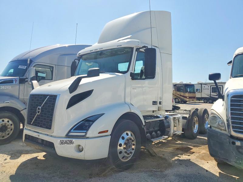 2020 Volvo Vnr VIN 4V4WC9EH8LN243197 COPART salvage auction — NORMAL WEAR, NC - CERTIFICATE OF TITLE (P), sold $8,100 on 2026-07-14 (photo 2)