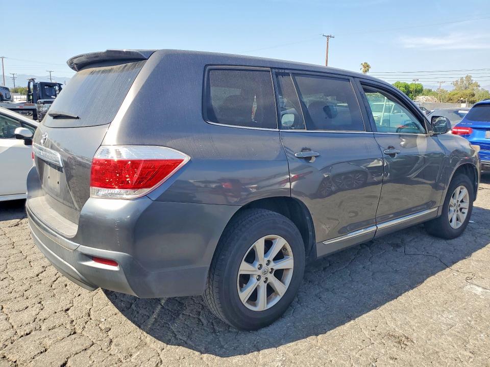 2013 Toyota Highlander VIN 5TDZA3EH3DS032304 COPART salvage auction — MINOR DENT/SCRATCHES, MT - DIS/DLR/EXP ONLY CLEAN TITLE (P), sold $4,500 on 2026-07-20 (photo 3)