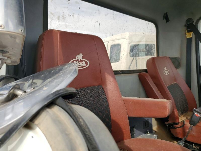 2010 VIN 1M1AN09Y1AN005405 COPART salvage auction — SIDE, TX - SALVAGE VEHICLE TITLE, sold $7,500 on 2026-09-15 (photo 6)