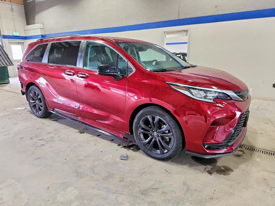 2022 Toyota Sienna VIN 5TDDRKEC8NS111051 COPART salvage auction — SIDE, VA - CERT OF TITLE - SALVAGE, sold $16,100 on 2026-07-31 (photo 4)
