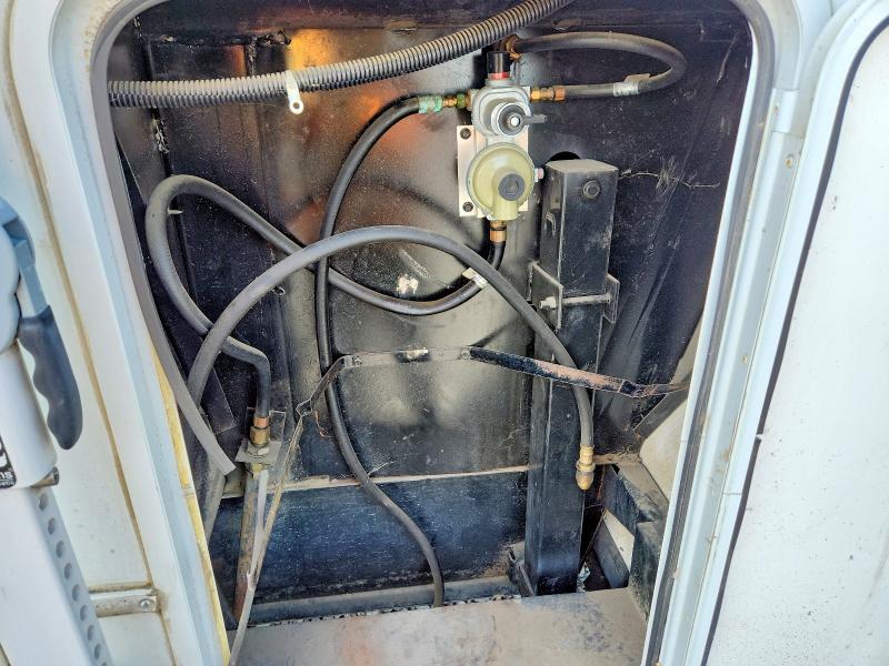 2004 Montana Trailer VIN 4YDF295234D510180 COPART salvage auction — SIDE, WA - BILL OF SALE, sold $1,050 on 2026-07-09 (photo 8)