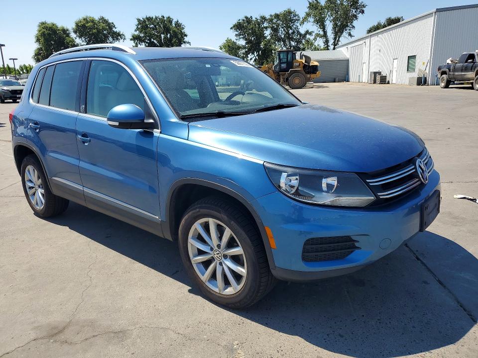2017 Volkswagen VIN WVGRV7AX7HW511030 COPART salvage auction — MINOR DENT/SCRATCHES, Mt - Dis/Dlr/Exp Only Clean Title, sold $5,200 on 2026-07-06 (photo 4)