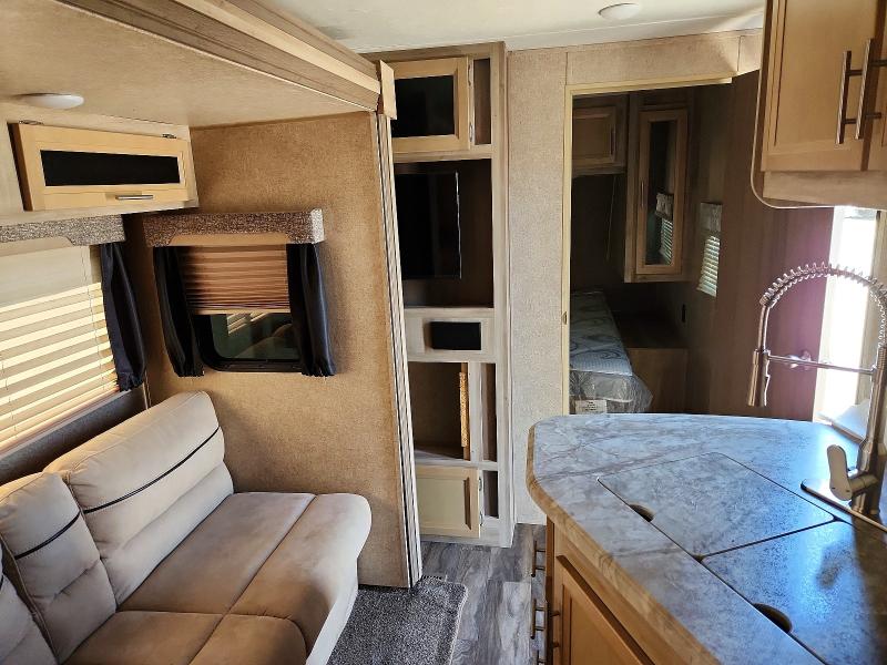 2019 Coachman VIN 5ZT2CAXB8KX014198 COPART salvage auction — WATER/FLOOD, IL - SALVAGE CERT-FLOOD, sold $150 on 2026-07-30 (photo 5)