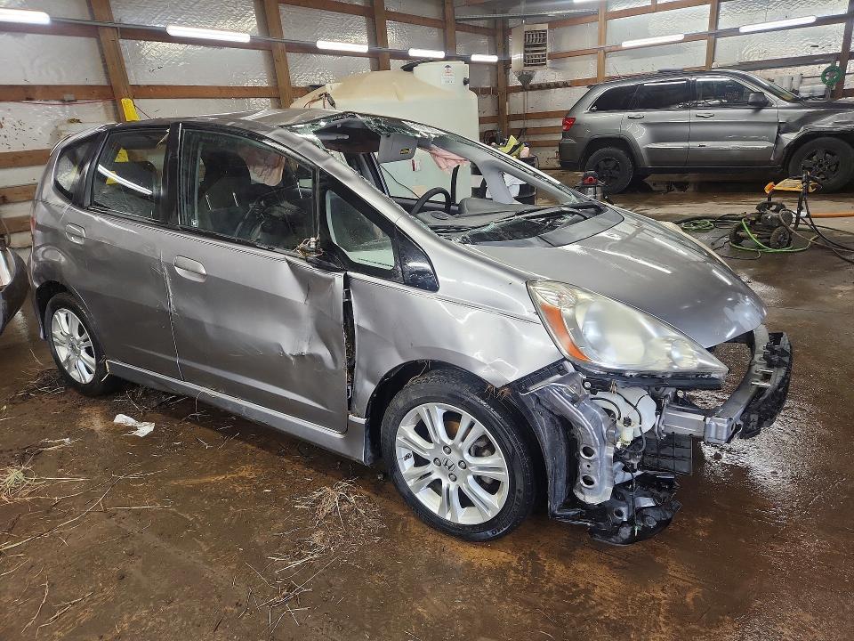 2009 Honda Fit VIN JHMGE88409S029391 COPART salvage auction — ROLLOVER, IL - JUNKING CERT OF A VEHICLE, sold $175 on 2026-07-13 (photo 4)
