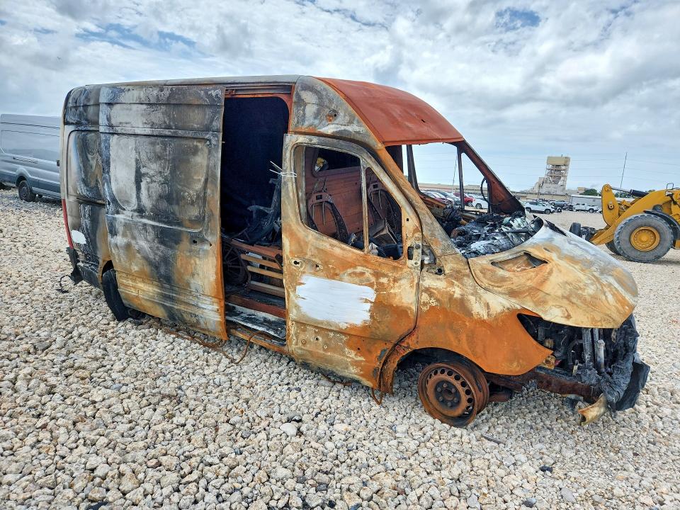 2021 Mercedes-benz Sprinter VIN W1Y4DBHY6MT078827 COPART salvage auction — BURN, LA - CERT OF TITLE-SALVAGE, sold $1,200 on 2026-07-29 (photo 4)