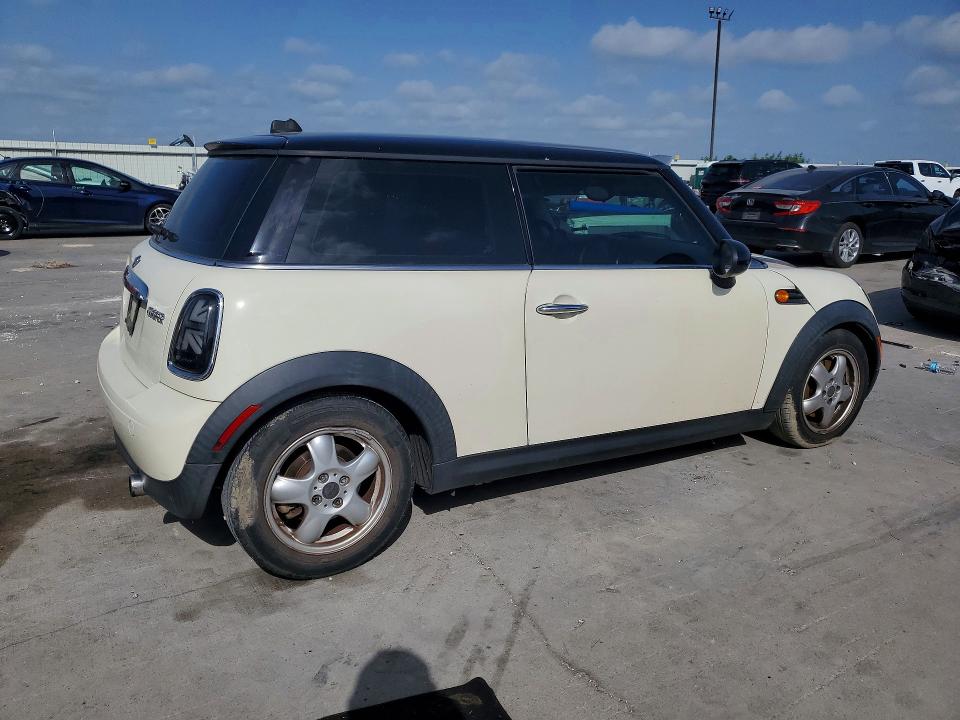 2011 Mini Cooper VIN WMWSU3C54BT091391 COPART salvage auction — WATER/FLOOD, Tx - Salvage Title-Flood Damage, sold $175 on 2026-08-03 (photo 3)
