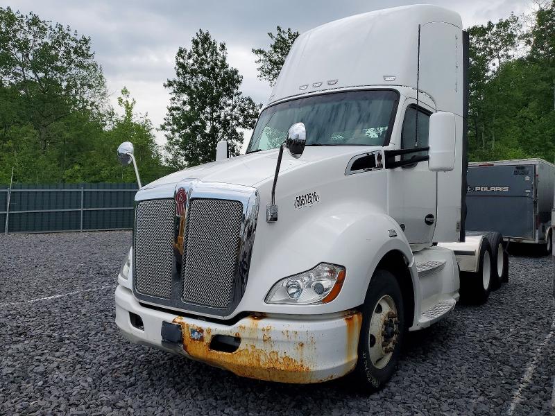2014 Kenworth T680 VIN 1XKYD49X4EJ412863 COPART salvage auction — NORMAL WEAR, IN - CERTIFICATE OF TITLE, sold $14,000 on 2026-07-07 (photo 2)