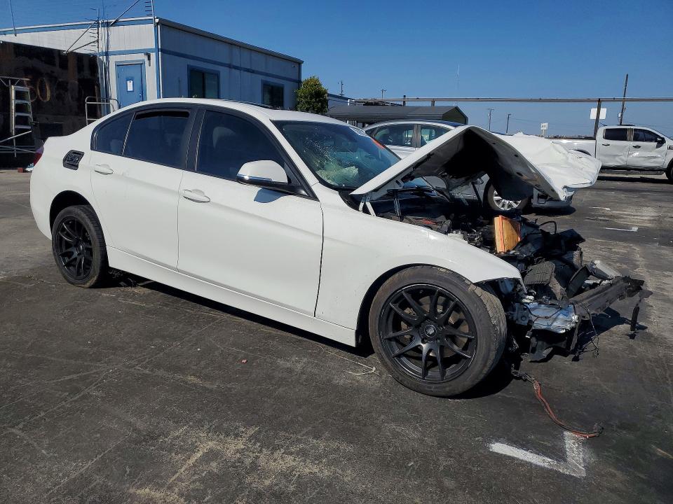2018 BMW 3er VIN WBA8E1G54JNU90049 COPART salvage auction — FRONT END, Ca - Salvage Certificate, sold $325 on 2026-08-12 (photo 4)