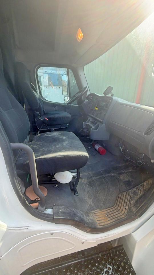 2014 Freightliner M2 VIN 1FVACWDT7HHHV2253 COPART salvage auction — Minor Dent/Scratches, TX - SALVAGE VEHICLE TITLE (P), sold $4,350 on 2026-07-09 (photo 5)
