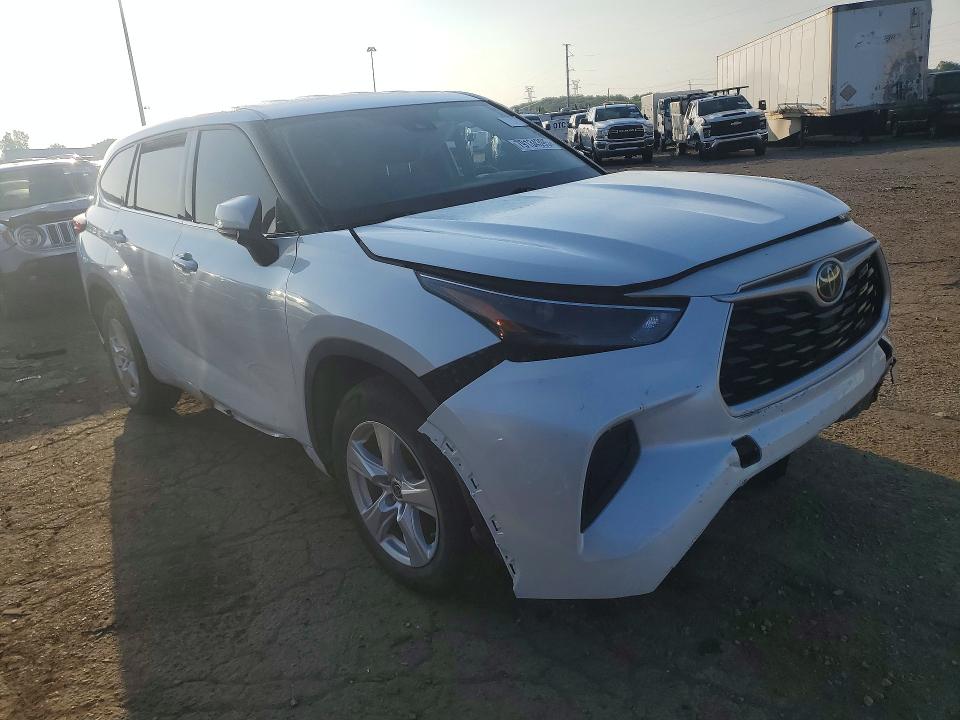 2022 Toyota Highlander VIN 5TDCZRAH6NS123611 COPART salvage auction — SIDE, Mi - Dealer Only Clean Title, sold $14,800 on 2026-07-24 (photo 4)