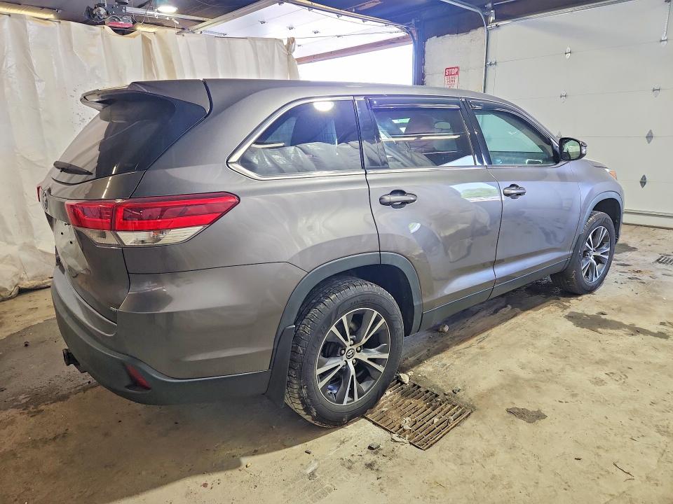 2019 Toyota Highlander VIN 5TDBZRFH6KS704994 COPART salvage auction — MINOR DENT/SCRATCHES, PA - CERT OF TITLE (P), sold $2,350 on 2026-07-30 (photo 3)