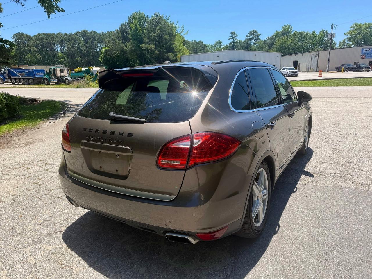 2012 Porsche Cayenne VIN WP1AE2A27CLA91108 COPART salvage auction — Minor Dent/Scratches, ME - DEALER ONLY CLEAN TITLE (P), sold $1,050 on 2026-07-02 (photo 4)