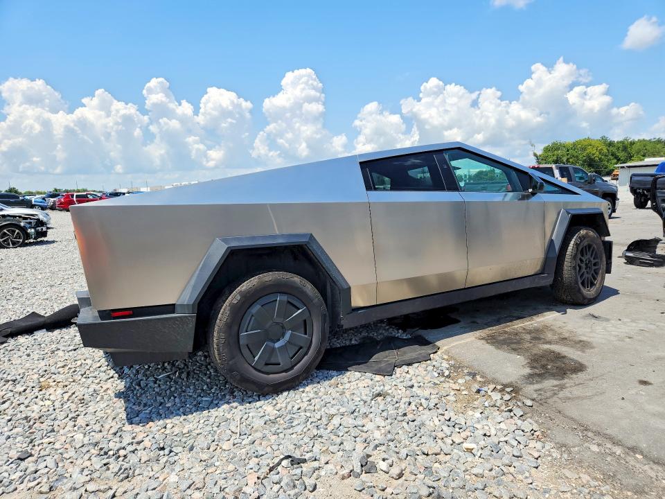 2025 Tesla Cybertruck VIN 7G2CEHED8SA080865 COPART salvage auction — SIDE, Fl - Certificate Of Destruction, sold $31,500 on 2026-08-19 (photo 3)