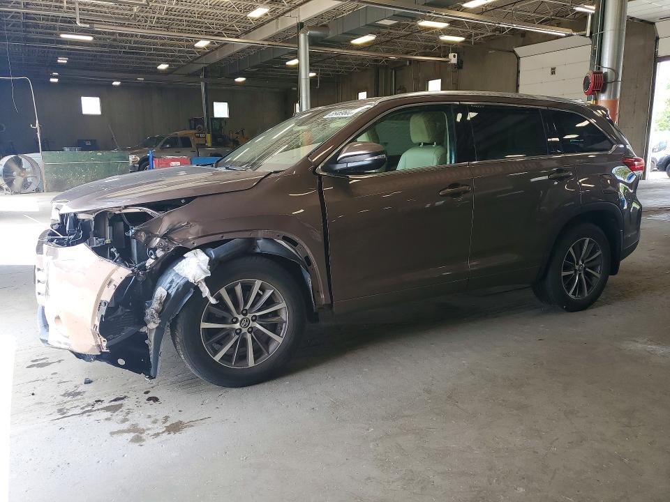 2017 Toyota Highlander VIN 5TDJZRFH0HS376783 — COPART salvage auction photo