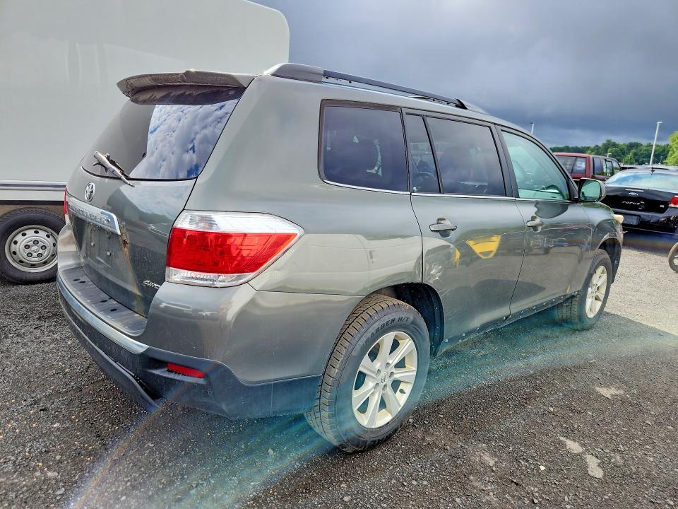 2011 Toyota Highlander VIN 5TDBK3EH0BS053249 COPART salvage auction — MINOR DENT/SCRATCHES, Ma - Certificate Of Title (P), sold $4,900 on 2026-07-16 (photo 3)