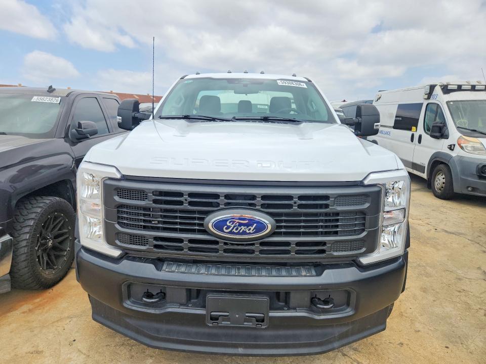 2024 Ford F550 VIN 1FDUF5GT8RDA09415 COPART salvage auction — MINOR DENT/SCRATCHES, Mi - Dis/Dlr/Exp Only Salvage Title, sold $35,500 on 2026-07-28 (photo 5)