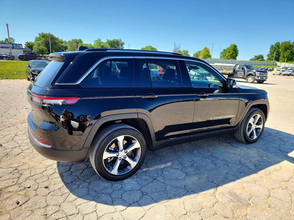 2022 Jeep Grand cherokee VIN 1C4RJYB6XN8748946 COPART salvage auction — MINOR DENT/SCRATCHES, MO - CERTIFICATE OF TITLE, sold $18,900 on 2026-07-09 (photo 3)