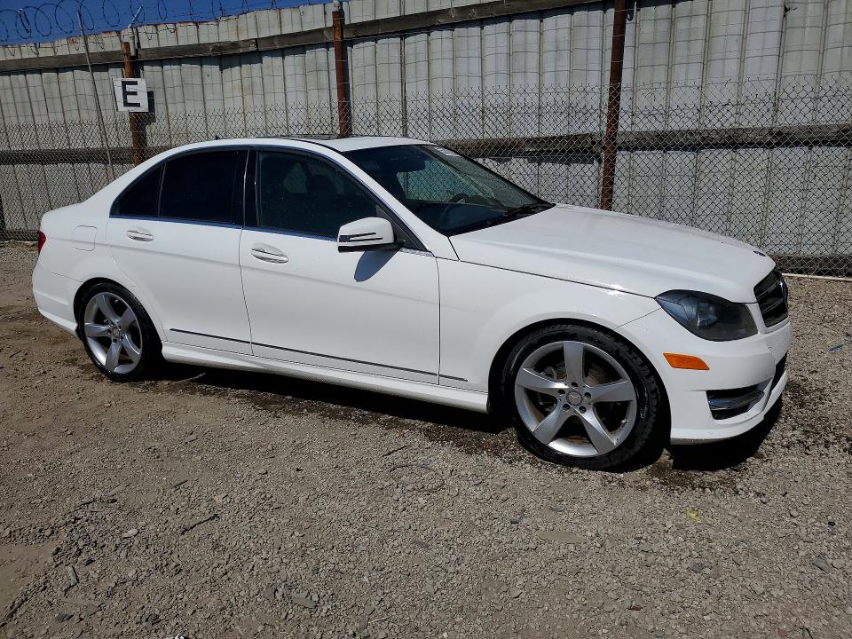 2014 Mercedes-benz C-klasse VIN WDDGF4HB2EA965606 COPART salvage auction — NORMAL WEAR, Mt - Dis/Dlr/Exp Only Clean Title, sold $1,300 on 2026-07-27 (photo 4)