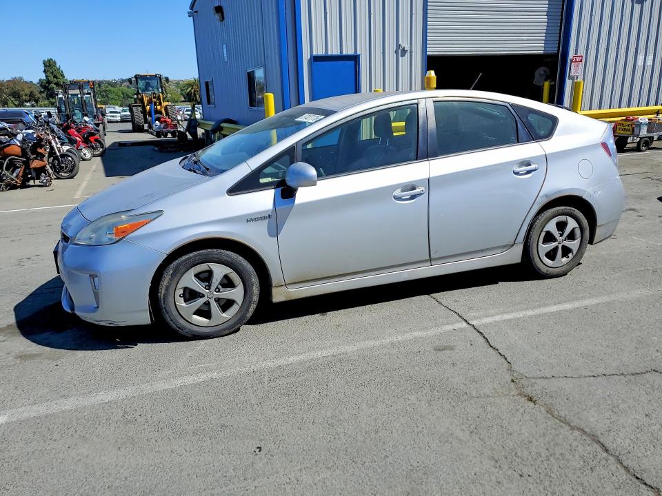 2015 Toyota Prius VIN JTDKN3DU7F0433817 COPART salvage auction — MINOR DENT/SCRATCHES, CA - DIS/DLR/EXP ONLY CLEAN TITLE, sold $2,500 on 2026-07-31 (photo 1)