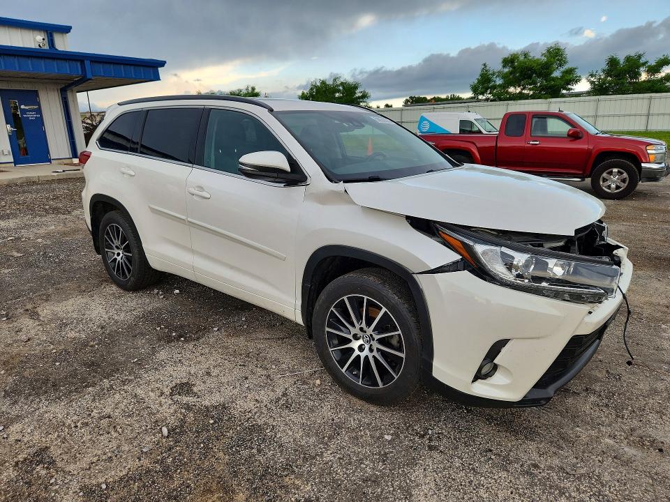 2017 Toyota VIN 5TDJZRFH1HS481980 COPART salvage auction — FRONT END, Wi - Junked Vehicle Bill Of Sale, sold $6,900 on 2026-07-14 (photo 4)
