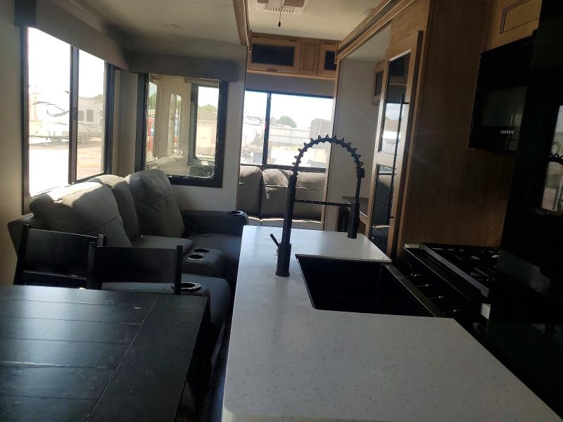 2024 Sabre by forest rive 5th wheel VIN 5ZT3SR1BXR6114009 COPART salvage auction — WATER/FLOOD, TX - SALVAGE TITLE-FLOOD DAMAGE, sold $1,450 on 2026-07-30 (photo 6)