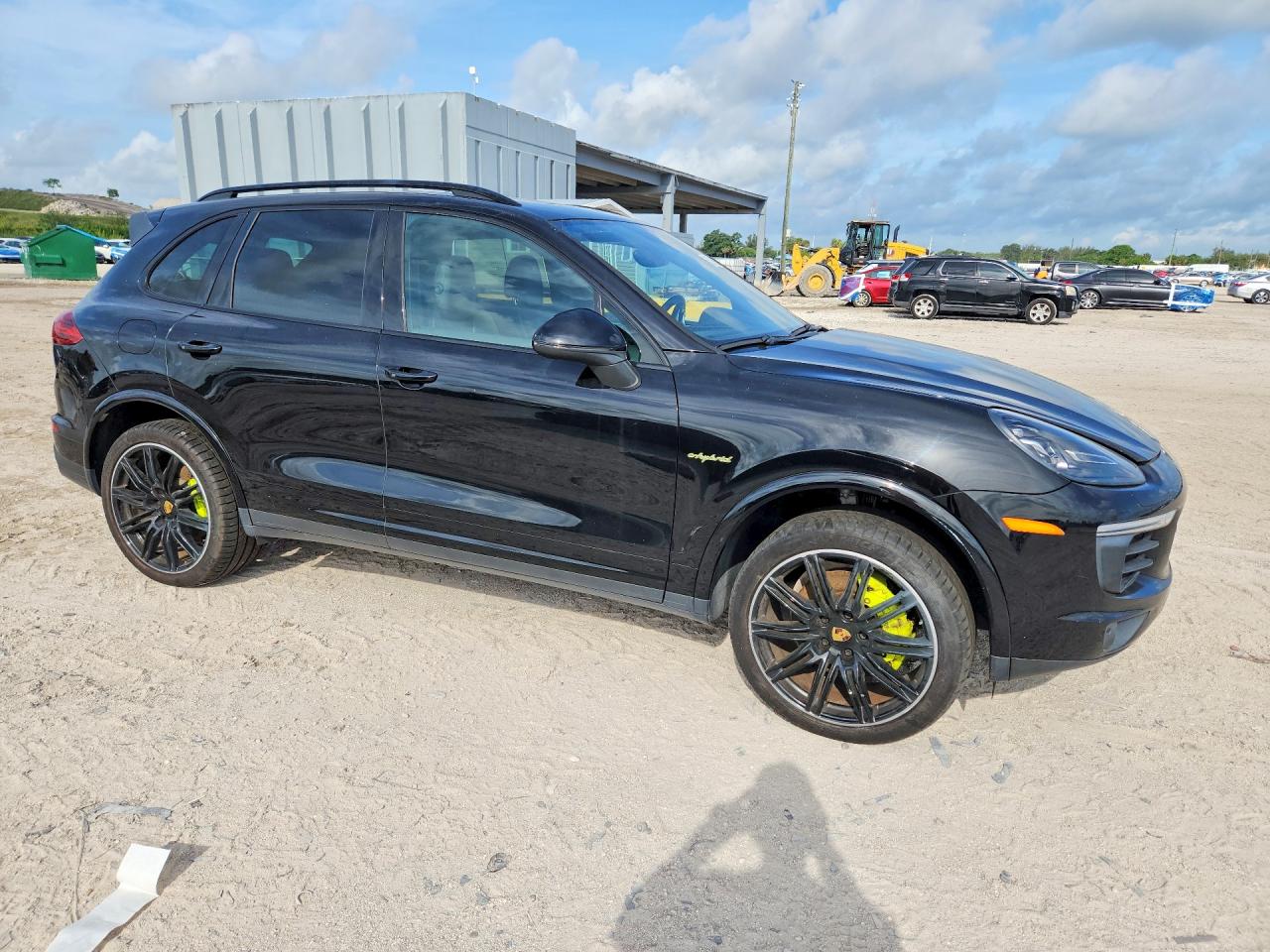 2017 Porsche Cayenne VIN WP1AE2A27HLA74946 COPART salvage auction — Minor Dent/Scratches, MT - CERTIFICATE OF TITLE, sold $5,400 on 2026-07-02 (photo 4)